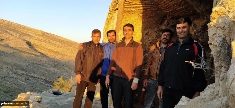 کارکنان آموزشکده فنی لارستان به مناسبت سالگرد پیروزی شکوهمند انقلاب اسلامی کوهپیمایی نمودند. 6