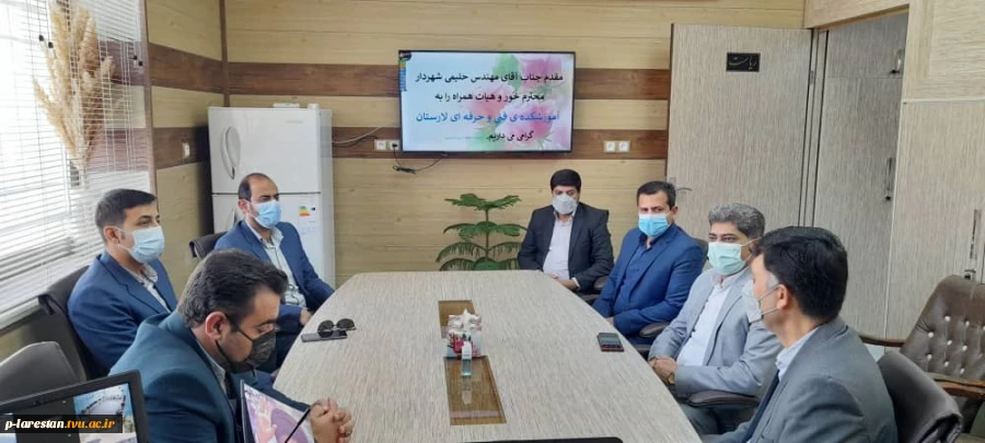 شهردار و جمعی از کارکنان شهرداری خور به مناسبت روز دانشجو در آموزشکده فنی لارستان حضور یافتند . 2