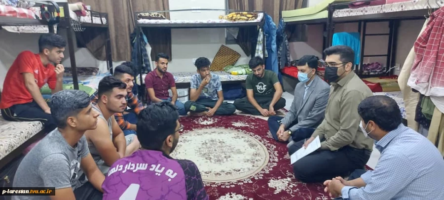 حضور ریاست آموزشکده به همراه استاد مشاور روانشناسی در خوابگاه دانشجویان آموزشکده فنی لارستان 3