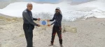 پرچم دانشگاه ملی مهارت توسط دو تن از کارکنان آموزشکده لارستان بر بام ایران به اهتزاز درآمد . 3
