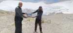 پرچم دانشگاه ملی مهارت توسط دو تن از کارکنان آموزشکده لارستان بر بام ایران به اهتزاز درآمد . 4