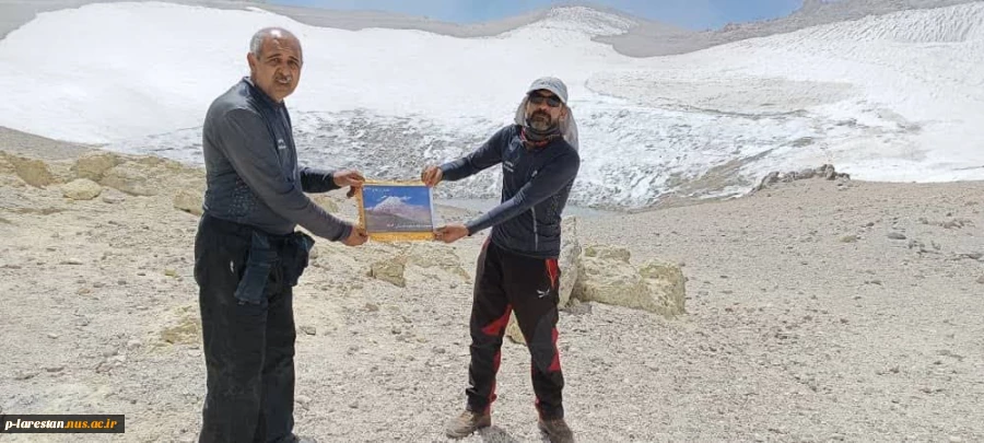 پرچم دانشگاه ملی مهارت توسط دو تن از کارکنان آموزشکده لارستان بر بام ایران به اهتزاز درآمد . 4