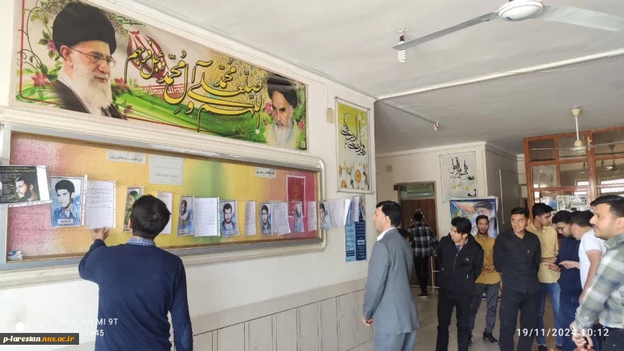 برپایی نمایشگاه عکس شهدا  به مناسبت هفته بسیج در دانشگاه ملی مهارت لارستان  3