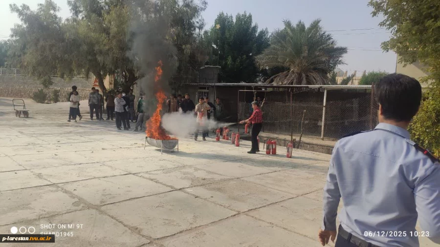 همزمان با گرامیداشت 16 آذر آموزش اطفاء حریق ویژه دانشجویان برگزار گردید . 2