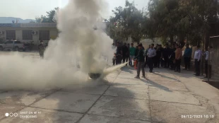 همزمان با گرامیداشت 16 آذر آموزش اطفاء حریق ویژه دانشجویان برگزار گردید . 4