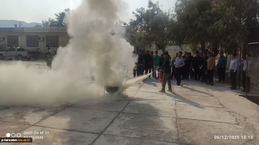 همزمان با گرامیداشت 16 آذر آموزش اطفاء حریق ویژه دانشجویان برگزار گردید . 4